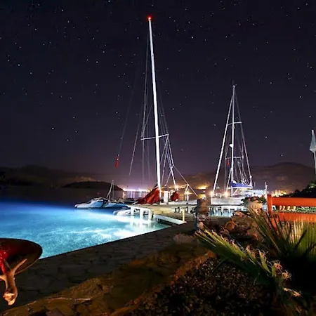 Yacht Club *