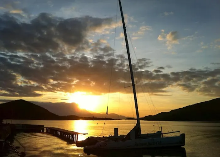 Pensiune Yacht Club *